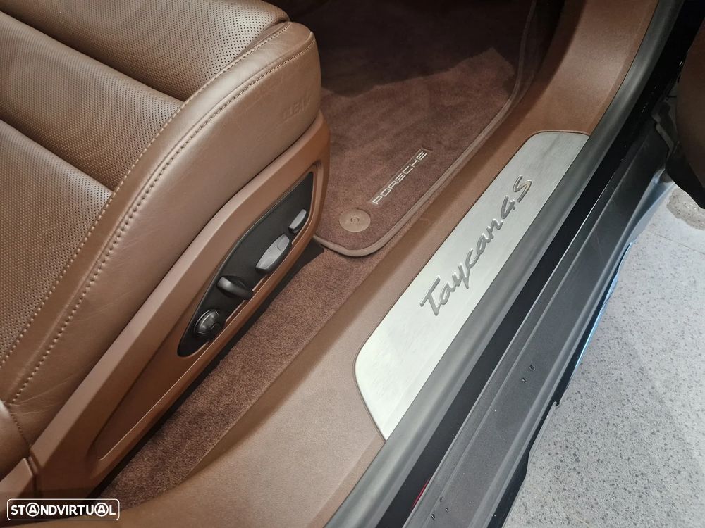 Porsche Taycan Cross Turismo 4S - 22