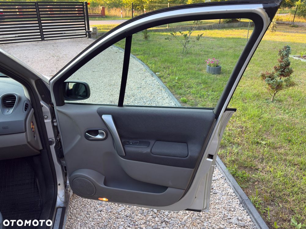 Renault Grand Scenic - 32