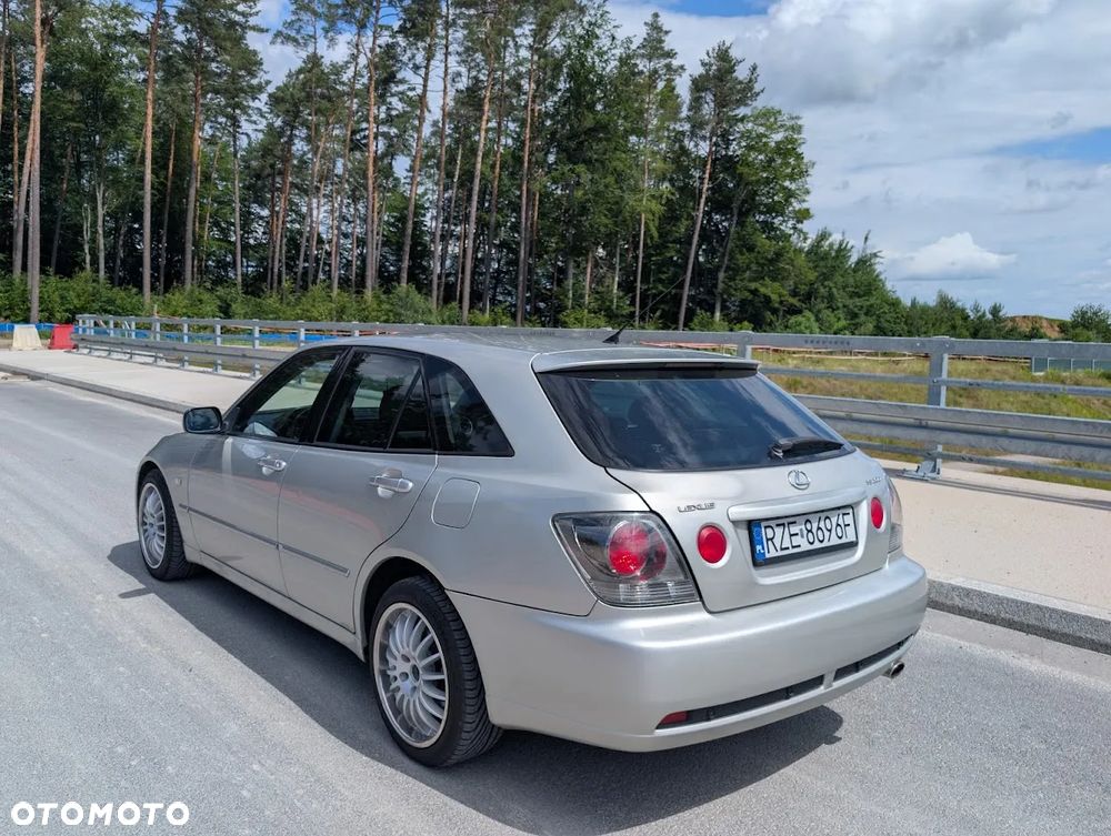 Lexus IS 200 SportCross - 4