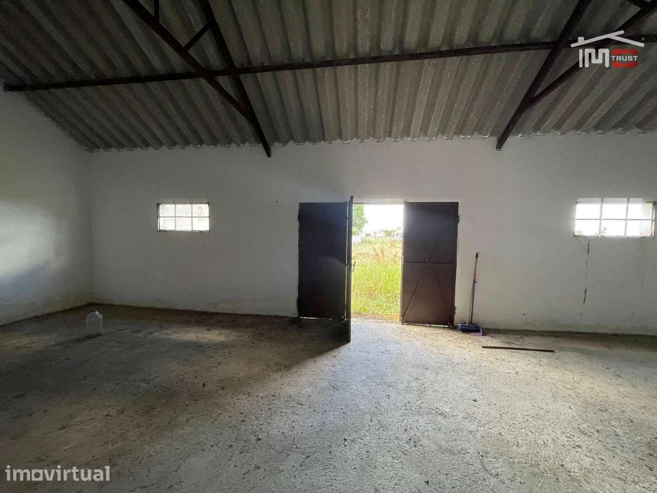 Terreno Urbano 2.500 m² com Armazém e Viabilidade para 2 Moradias e... - Grande imagem: 2/34