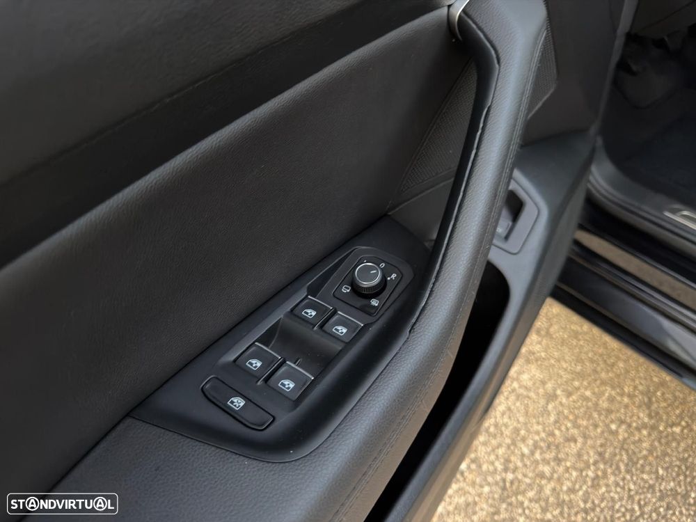 VW Passat Variant 2.0 TDi Highline - 22