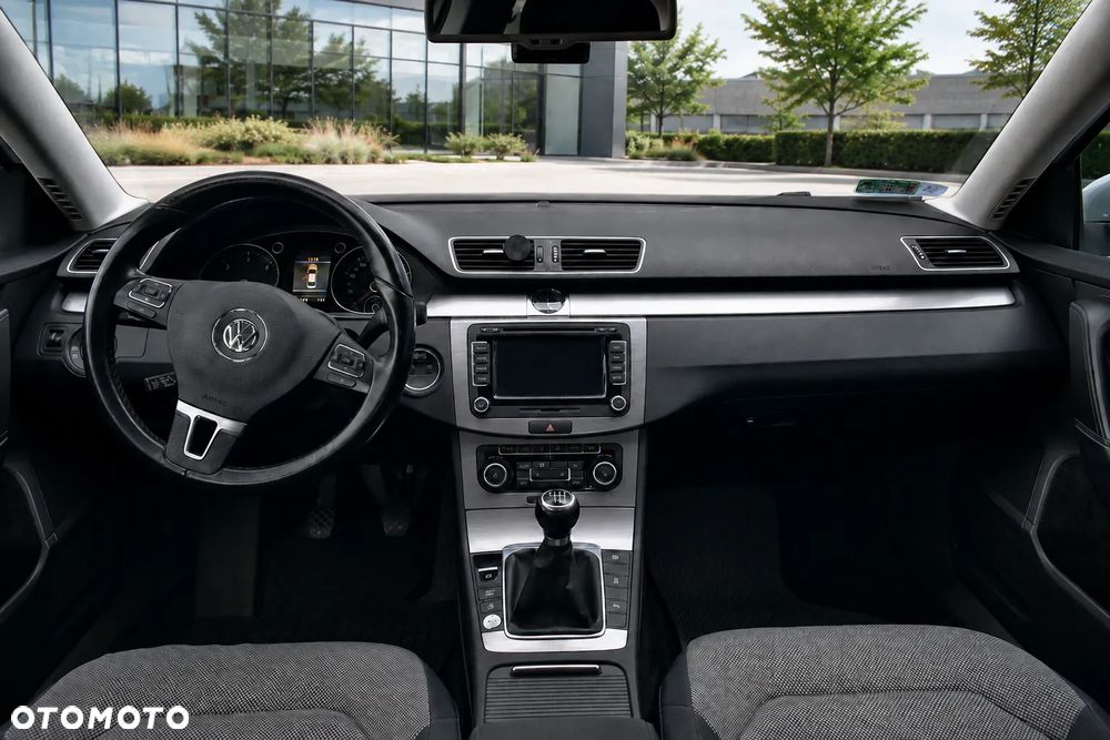 Volkswagen Passat 2.0 TDI Comfortline - 14