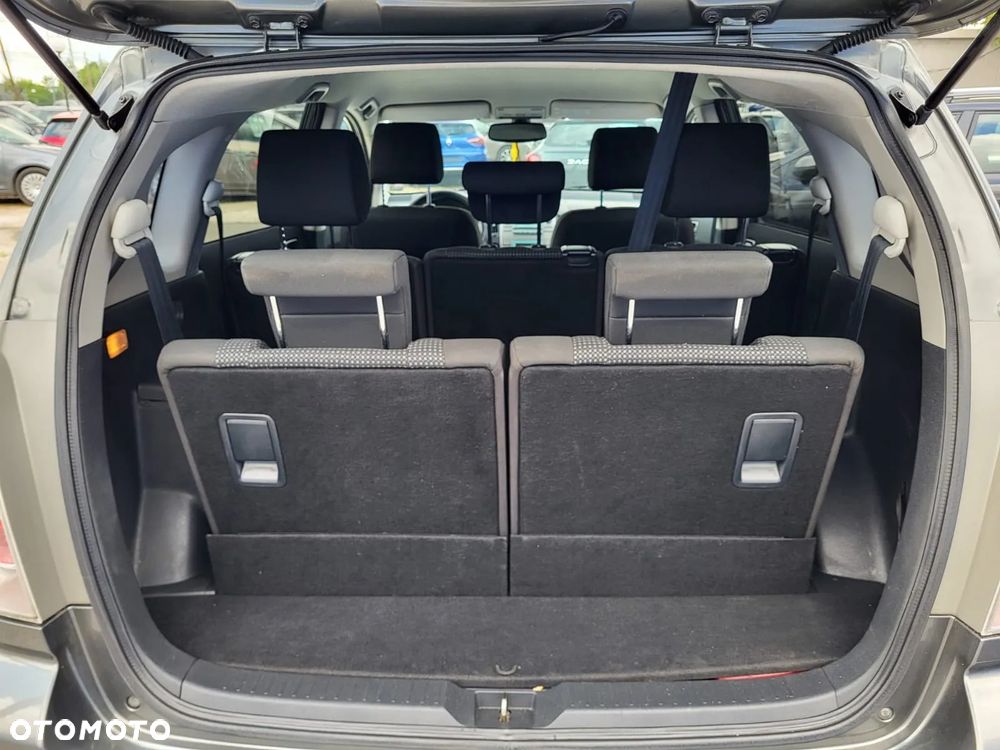 Toyota Corolla Verso 2.2 D-4D X 7os - 26