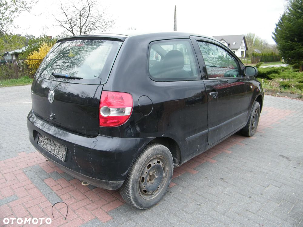 Volkswagen Fox (05-09r.) 1.2 B 54KM. Silnik BMD Skrzynia HUY lakier LC9Z. Cały na części. GWARANCJA !!!  Przód Tył Zestaw Komplet Drzwi Klapa Zderzak Błotnik Maska Grill Atrapa Szyba Pas Lampa Lusterko Boczki Fotel Kanapa Kokpit Deska Rozdzielcza Przełącznik Włącznik Sterownik Przewody Wiązka Instalacja Moduł Komputer Czujnik Listwa Pompa Alternator Wtryski Głowica Rozrusznik Kompresor Sprzęgło Dwumas Silnik Skrzynia ABS Klimatyzacji Paliwa Wspomagania Kolektor Turbina Przepustnica Zawór Chłodnica Koło Hak Belka Sanki Zawieszenie Mcpherson Półoś Amortyzator Wydech Tłumik Zacisk Most - 7