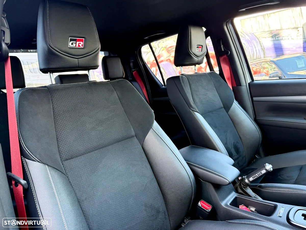 Toyota Hilux 2.8 D-4D 4WD GR Sport - 27