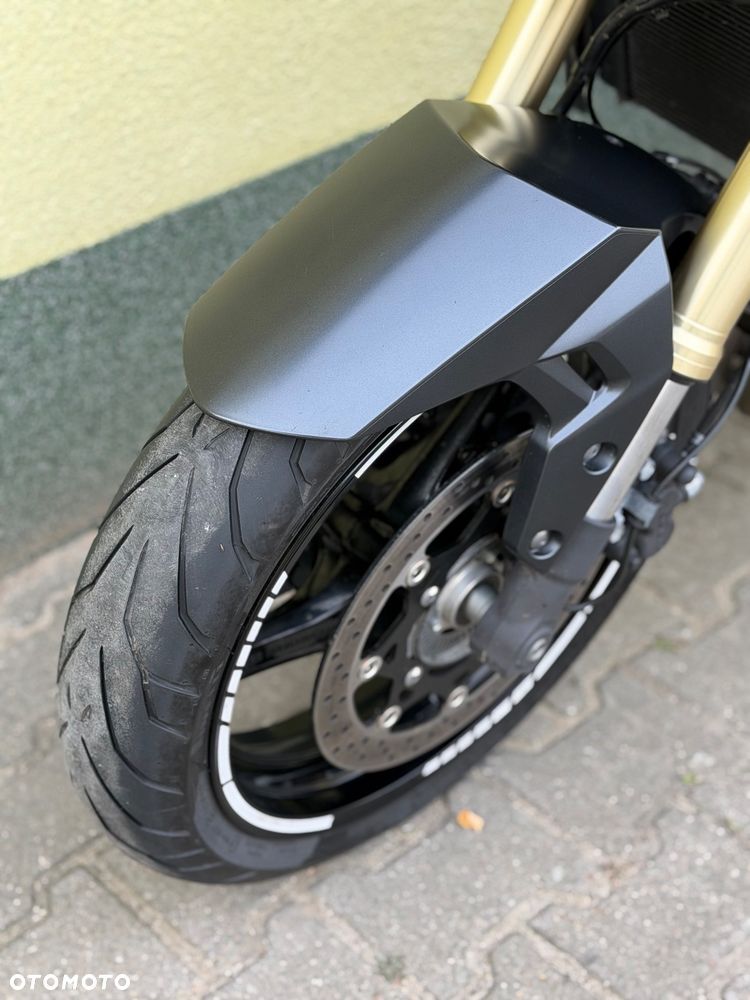 Suzuki GSR - 29