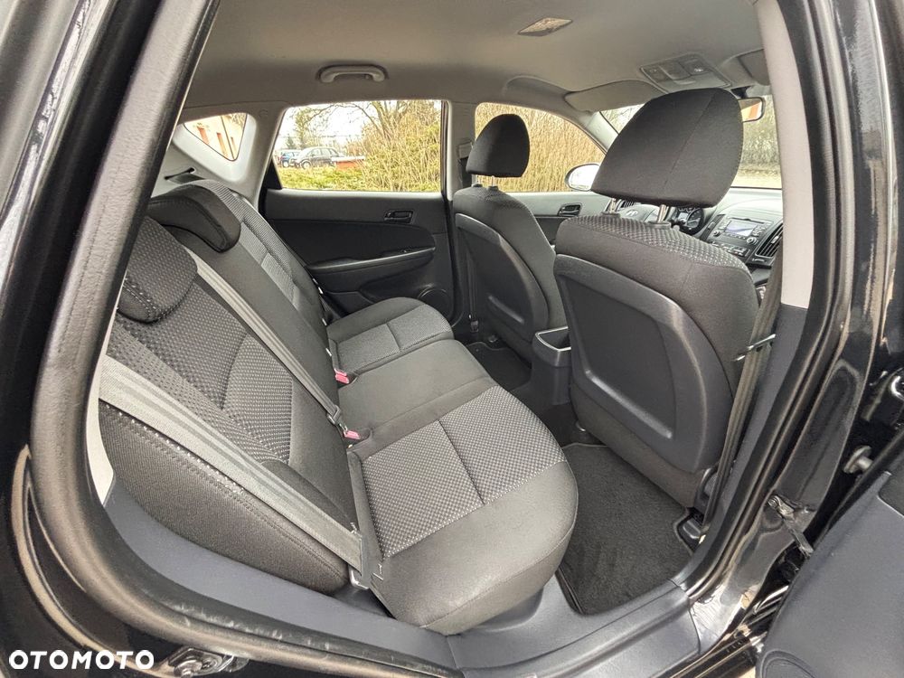Hyundai i30 i30cw 1.6 CRDi FIFA WM Edition - 18