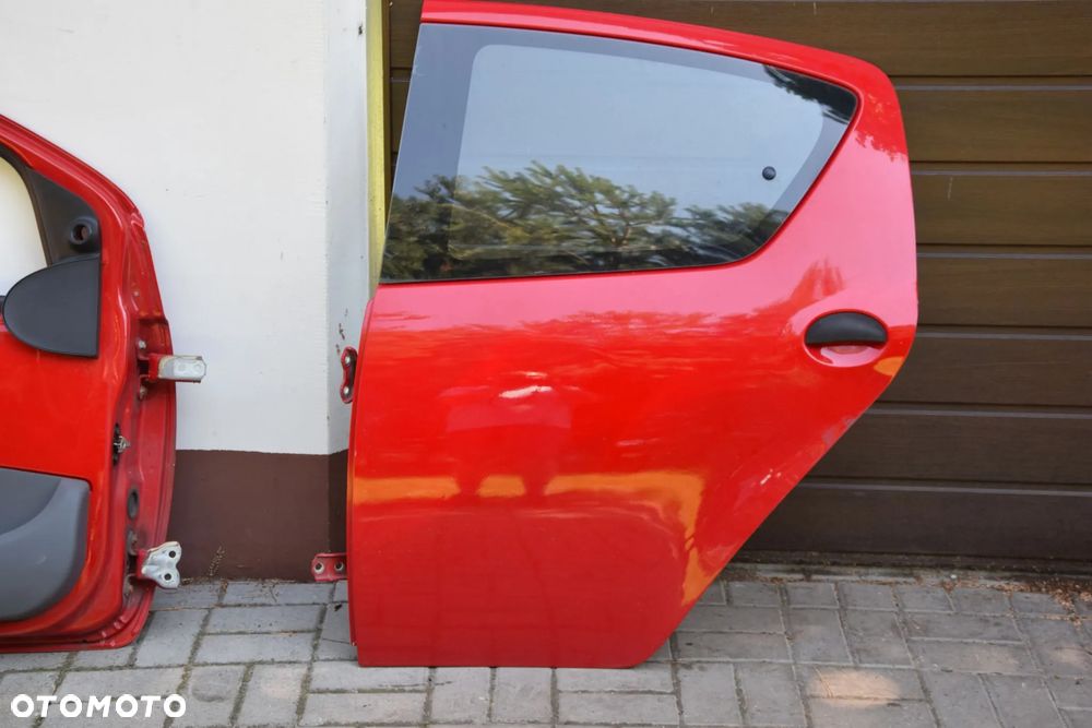 Toyota Aygo I 05-14 5D Drzwi lewy tył czerwone 3P0 kompletne igła - 1