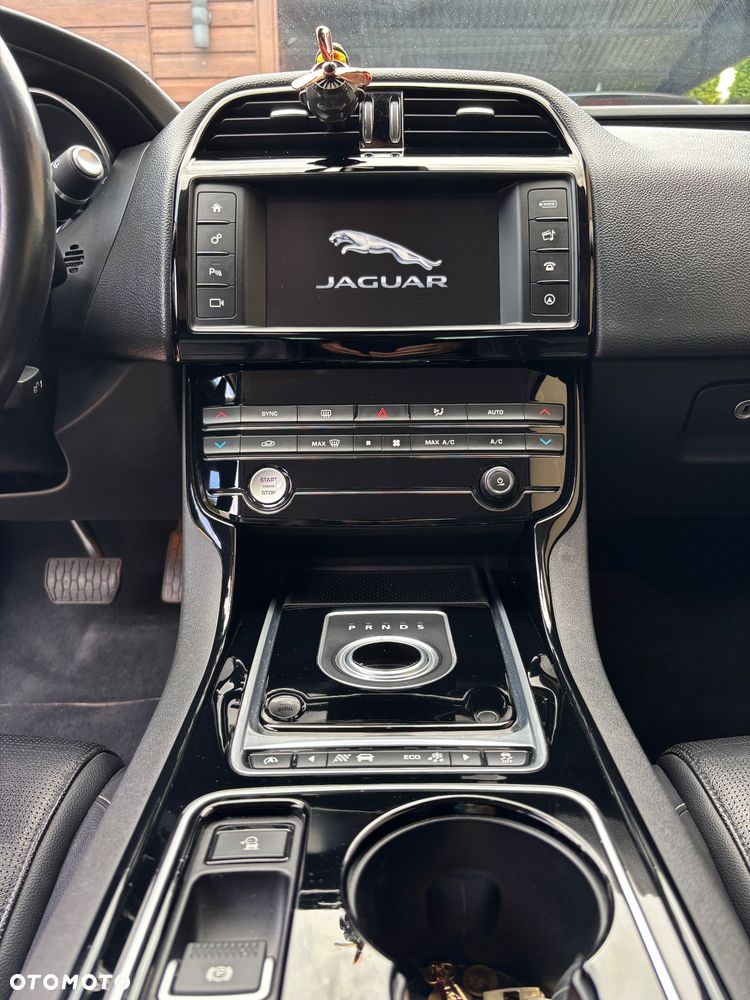 Jaguar XE 2.0 D Prestige - 15
