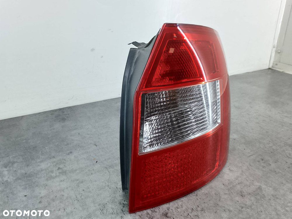 LAMPA TYLNA PRAWA AUDI A4 B6 11-A353B TYC KOMBI - 2