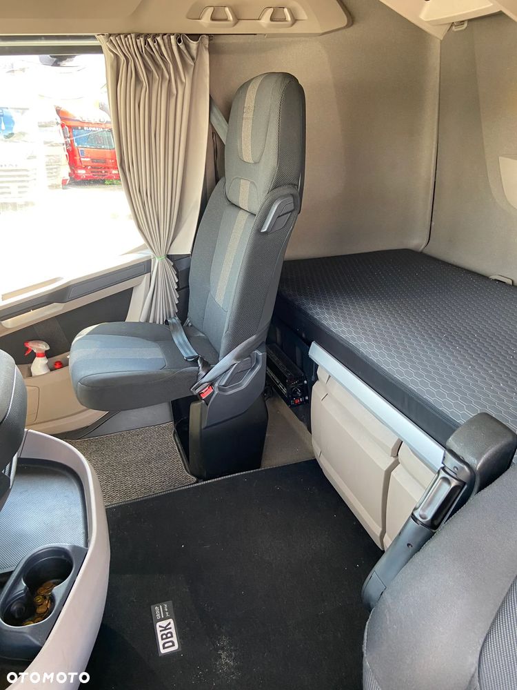 DAF XG - 27