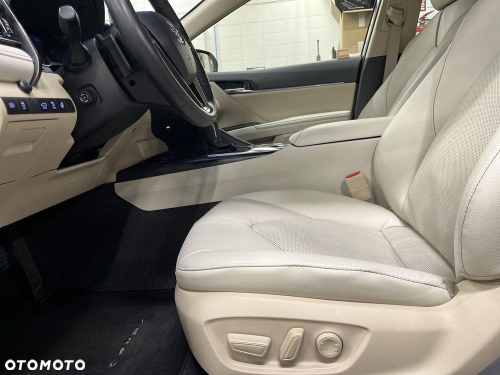 Toyota Camry 2.5 Hybrid Executive CVT - 11