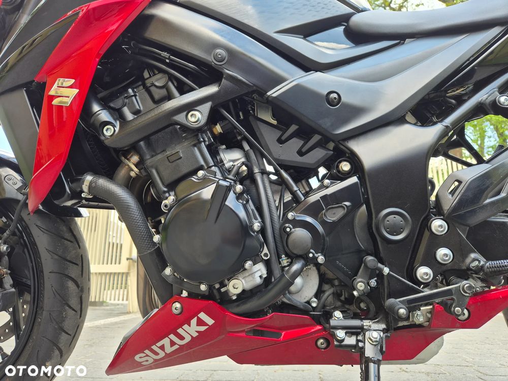 Suzuki GSX - 27