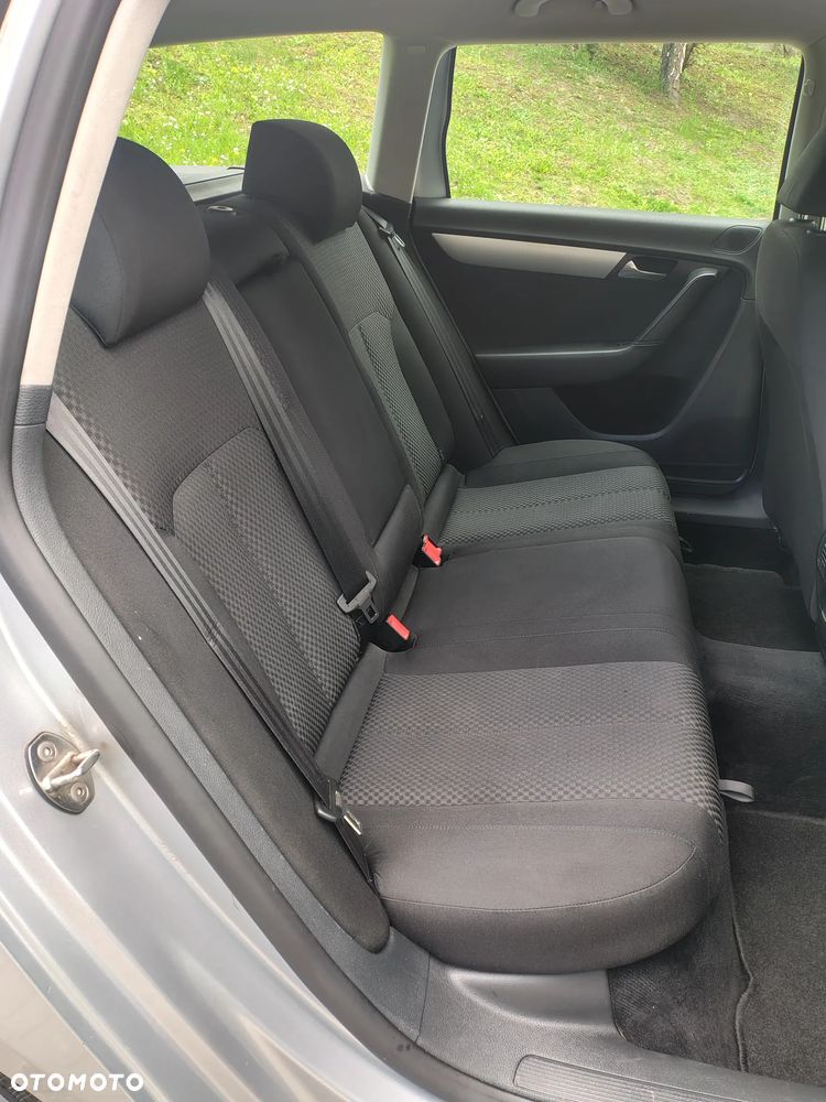 Volkswagen Passat 1.6 TDI DPF BlueMot Highline - 14