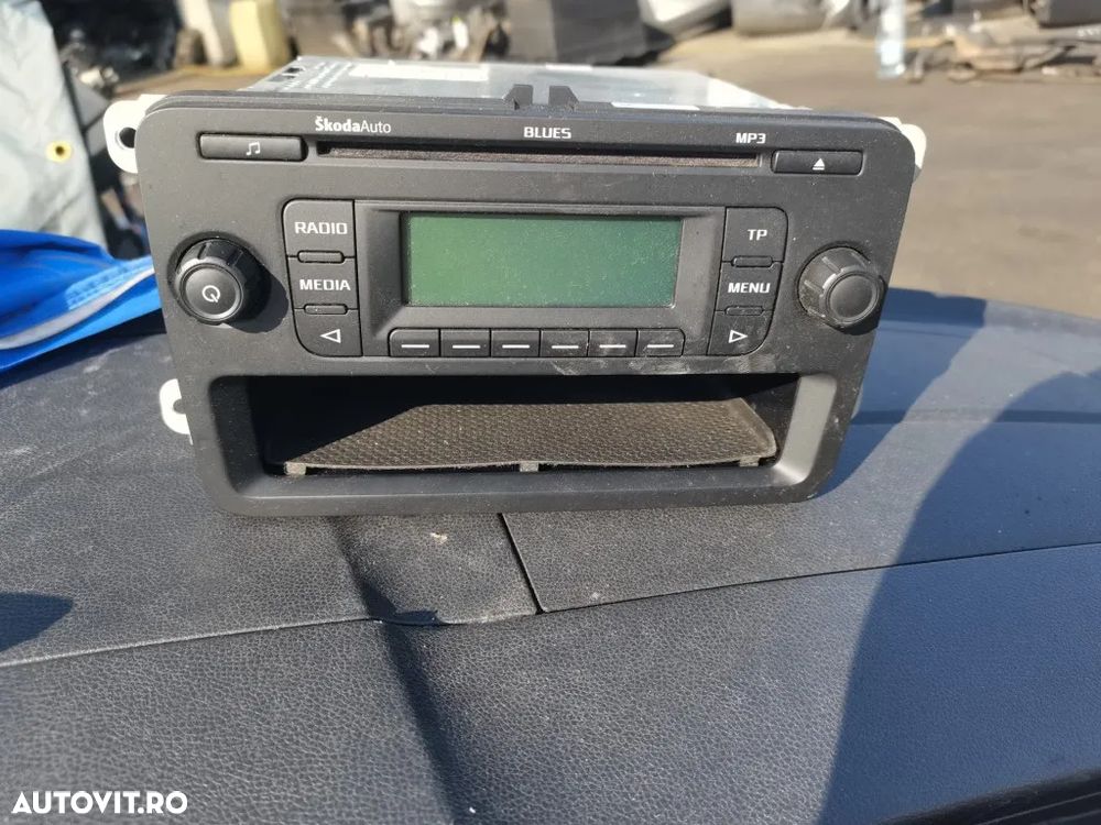 Radio CD avand codul 5J0035152A pentru Skoda Fabia 2 / Roomster - 1