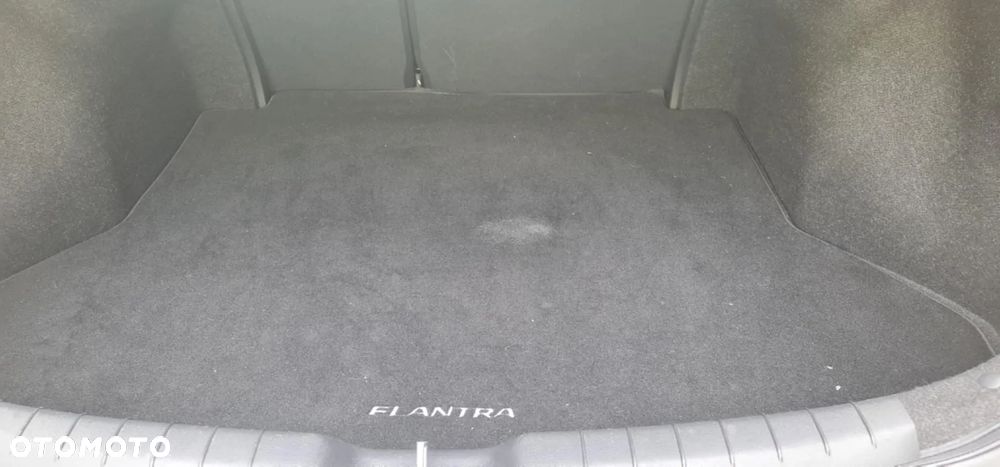 Hyundai Elantra 1.6 Comfort - 16