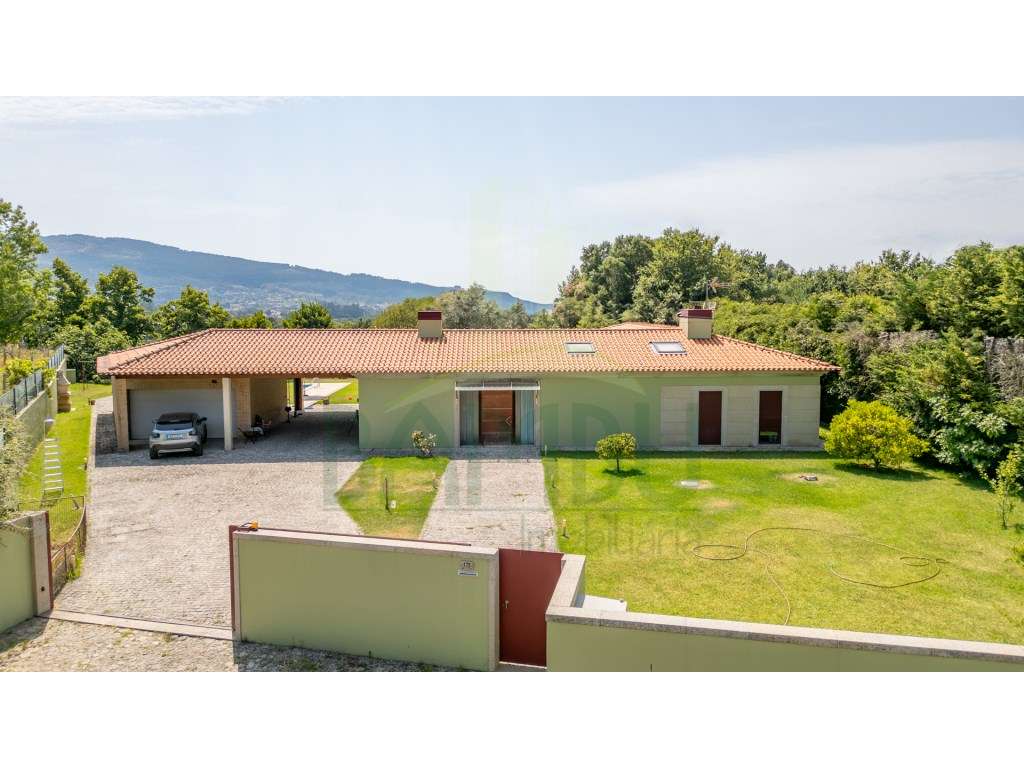 Moradia T4 térrea, com piscina, inserida em terreno com 1.718m2 - Grande imagem: 3/24