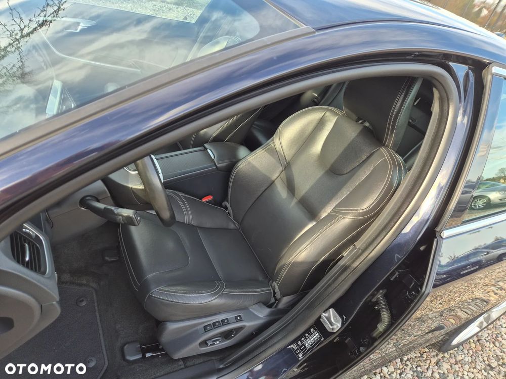 Volvo V60 D6 AWD Plug-in Hybrid R-Design Momentum - 16