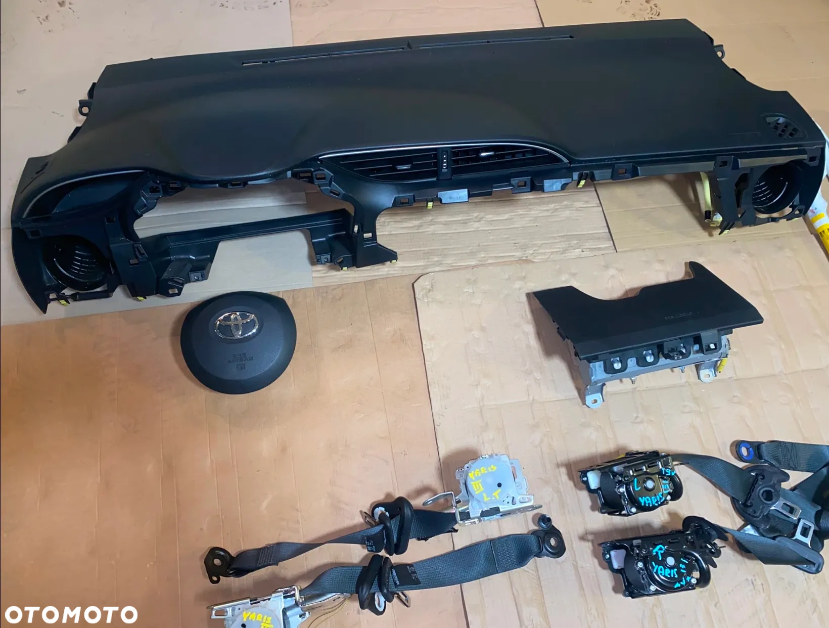 Komplet - Deska rozdzielcza Airbag kurtyny podsufitka Toyota Yaris III lift 2017-2020r. OE - 2