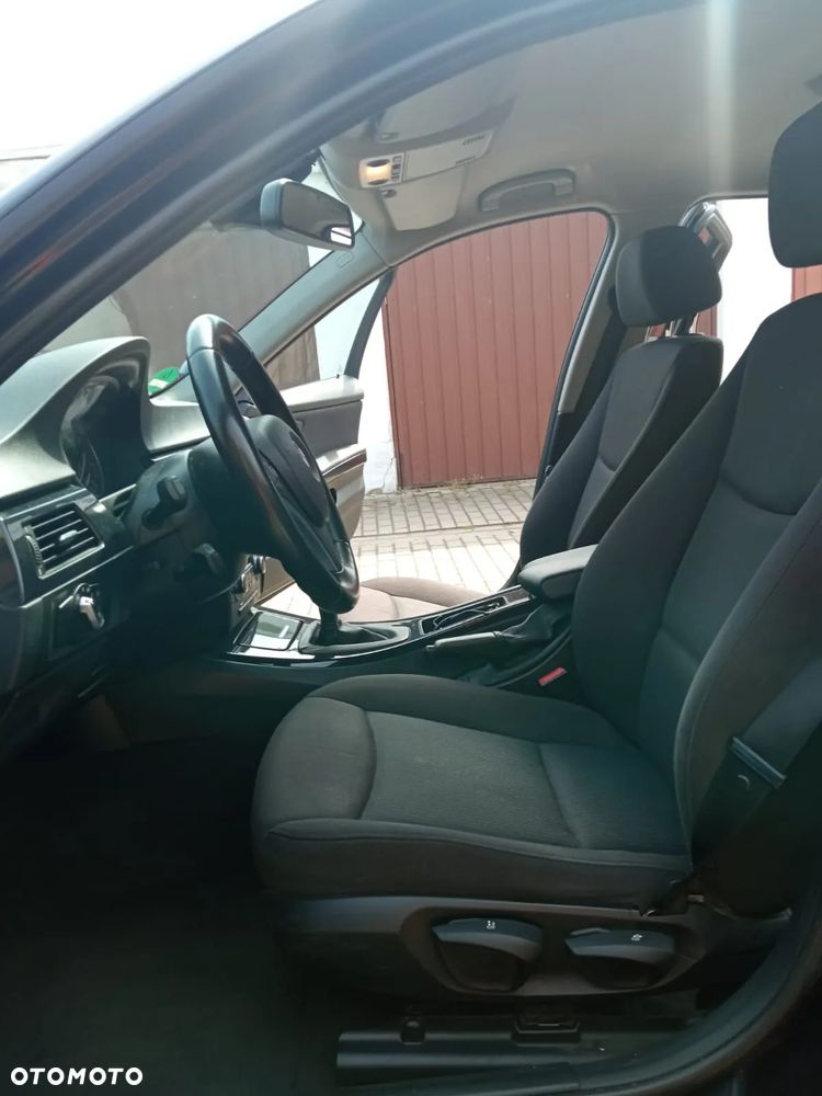 BMW Seria 3 318d DPF Touring - 14