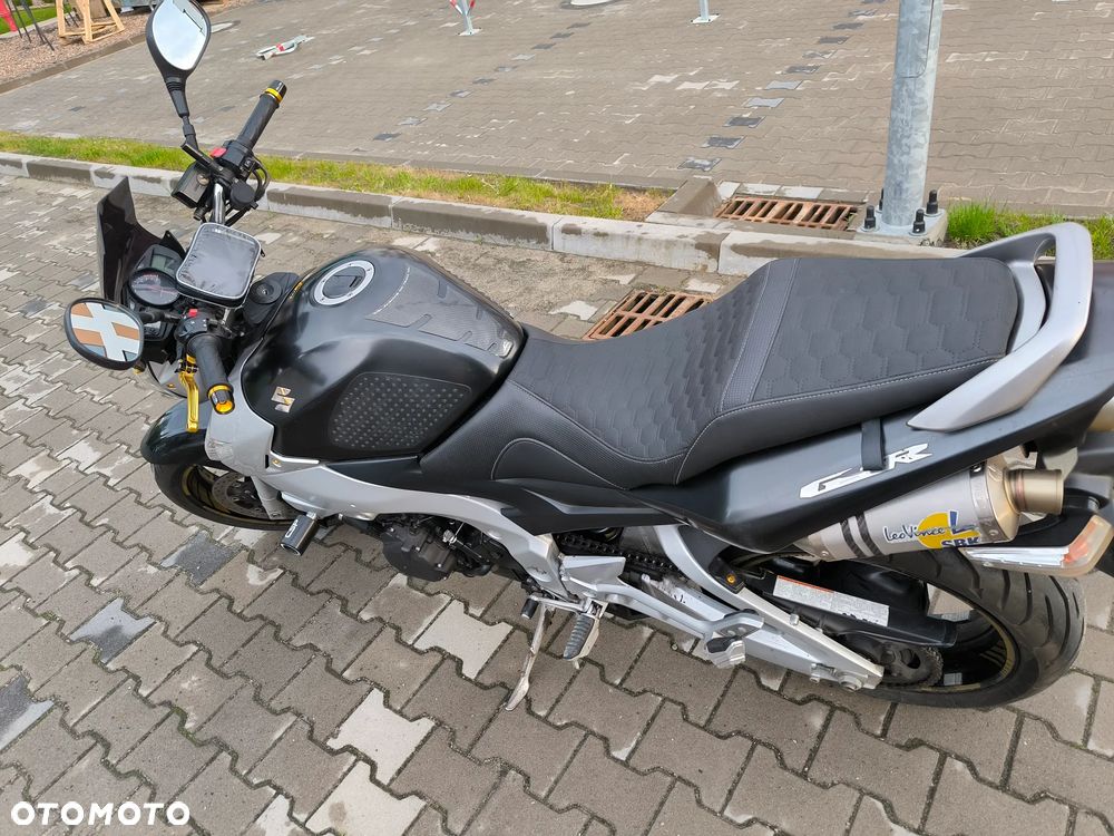 Suzuki GSR - 6