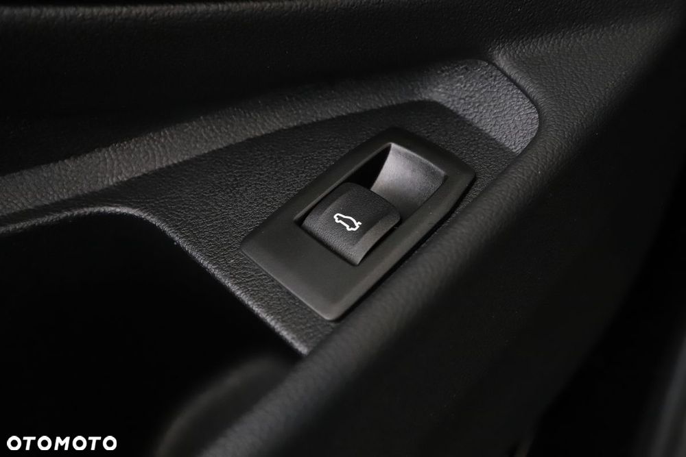 BMW Seria 3 318d mHEV - 27