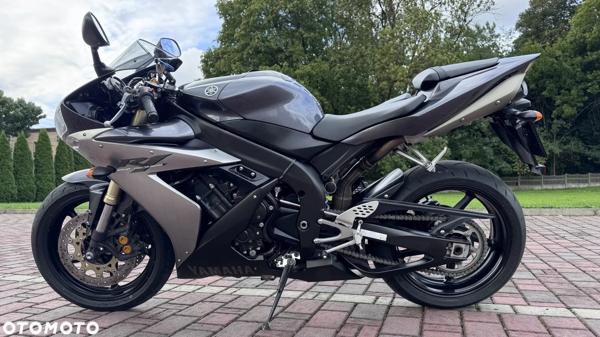 Yamaha R1 - 12