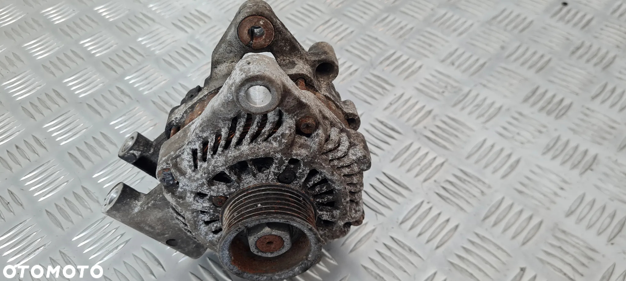 Suzuki Grand Vitara II 2.4 Alternator - 2