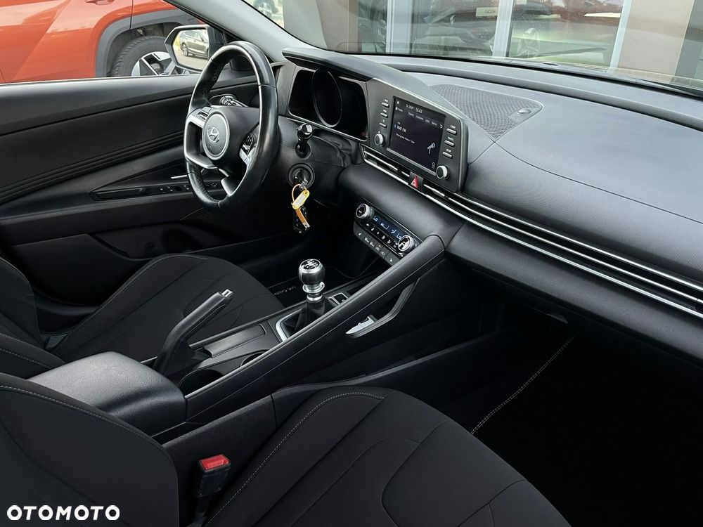 Hyundai Elantra - 16