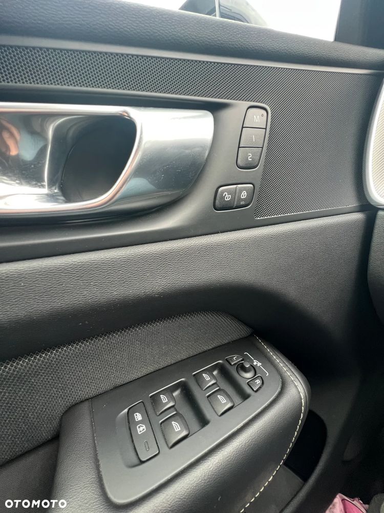 Volvo XC 60 B4 D AWD Plus Dark - 19