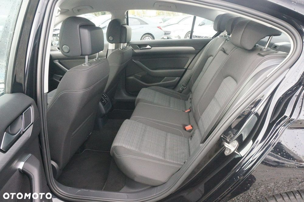 Volkswagen Passat - 25