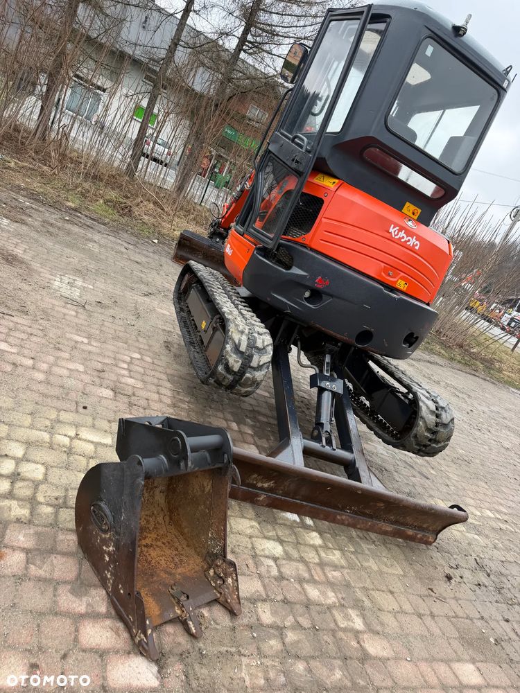 Kubota U35. koparka 3,7 tony. 2016 rok. 2000 mtg! Łyżka skarpowa Hydraulicznie uchylna. 3sekcje Hydrauliczne. zamki na tłokach. Jak nówka sztuka. Zadbana zero zużycia. Z gospodarstwa Norweskiego. Zmiana łyżek Hydrauliczna. LENHOFF. Zero luzów wycieków. Szybka wolna jazda. Gąski perfekt stan. OKAZJA TANIO - 26