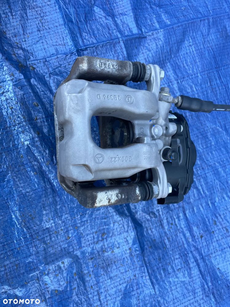 MERCEDES W206 zacisk tył prwy lewy - 4