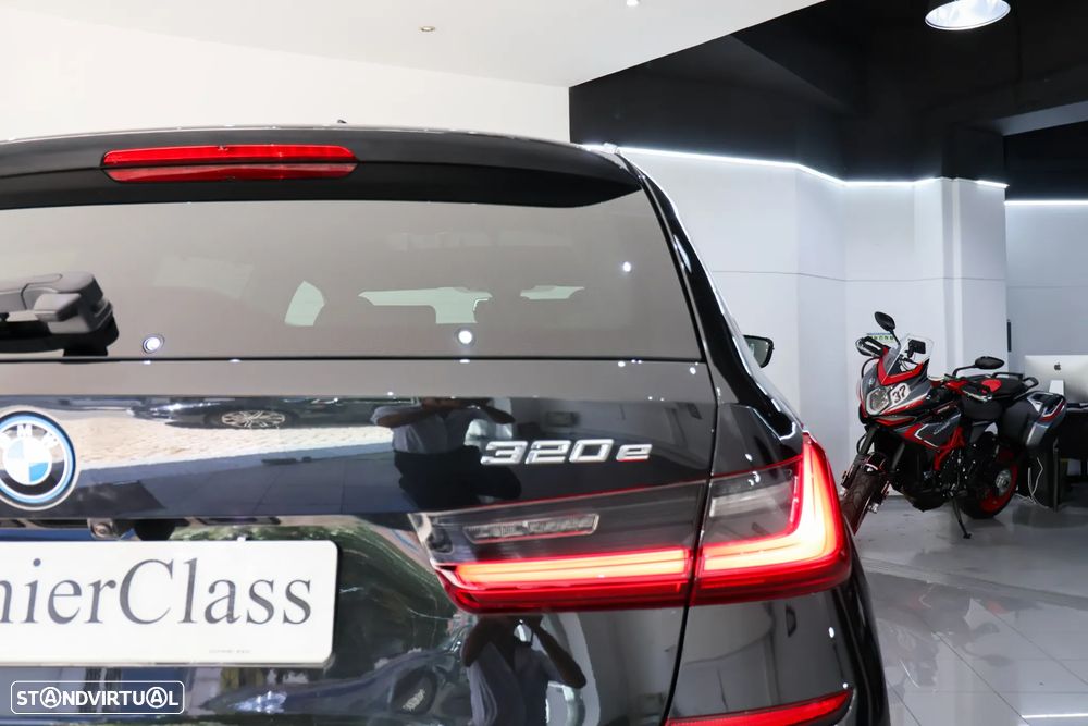 BMW 320 e Pack Desportivo M Auto - 38