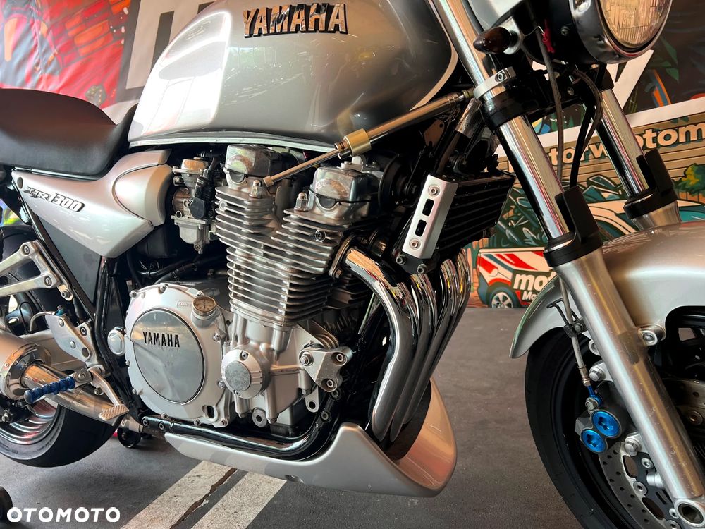 Yamaha XJR - 11