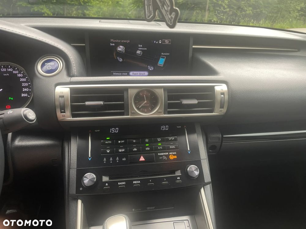 Lexus IS 300h Executive Line - 13