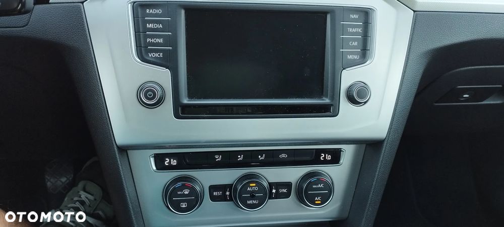 Volkswagen Passat - 11