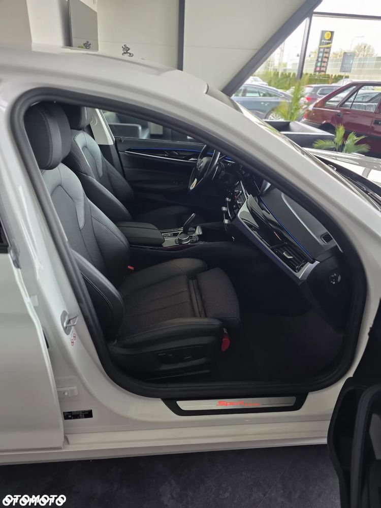 BMW Seria 5 530e iPerformance xDrive Sport Line sport - 25