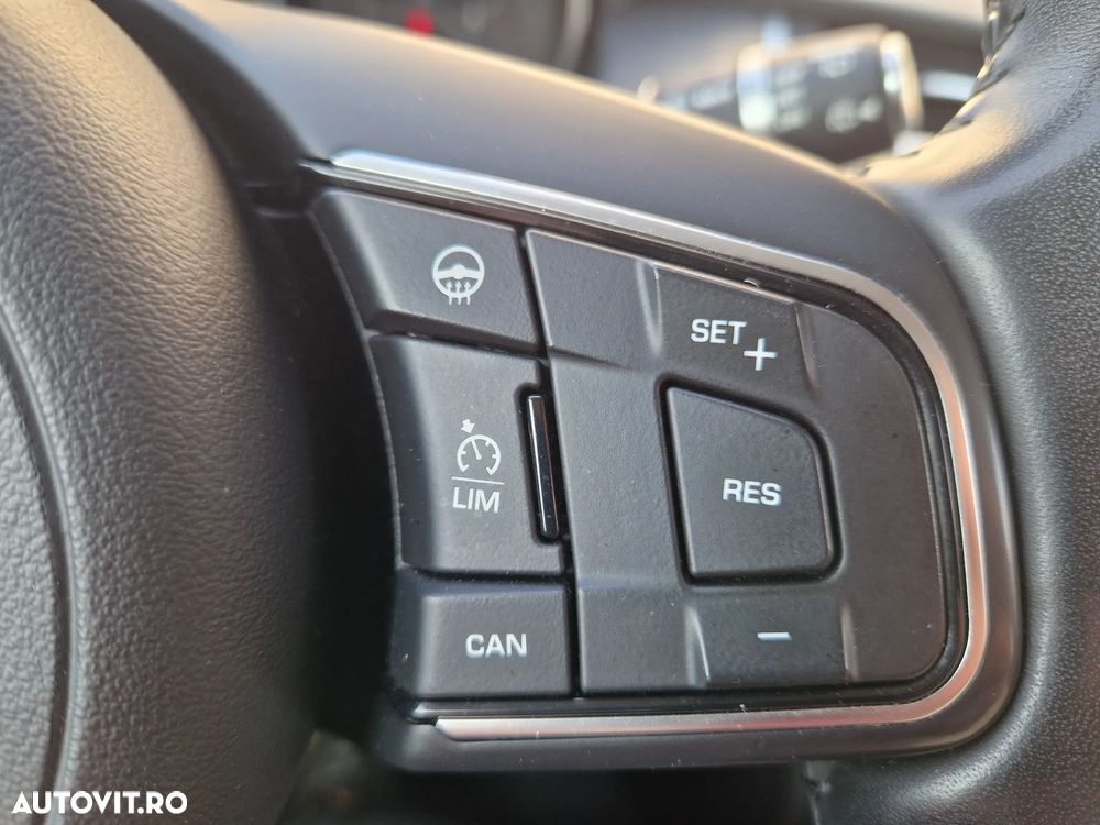 Jaguar E-Pace D150 AWD Base - 11