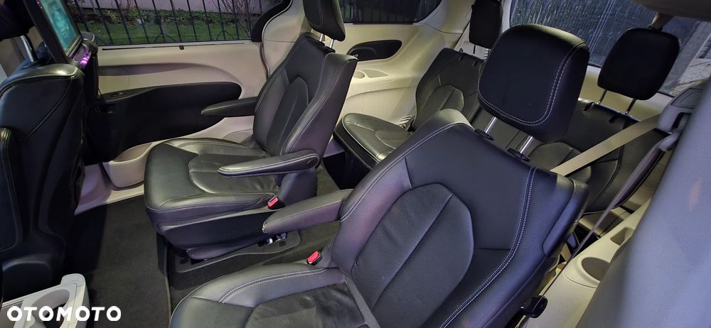 Chrysler Pacifica - 32