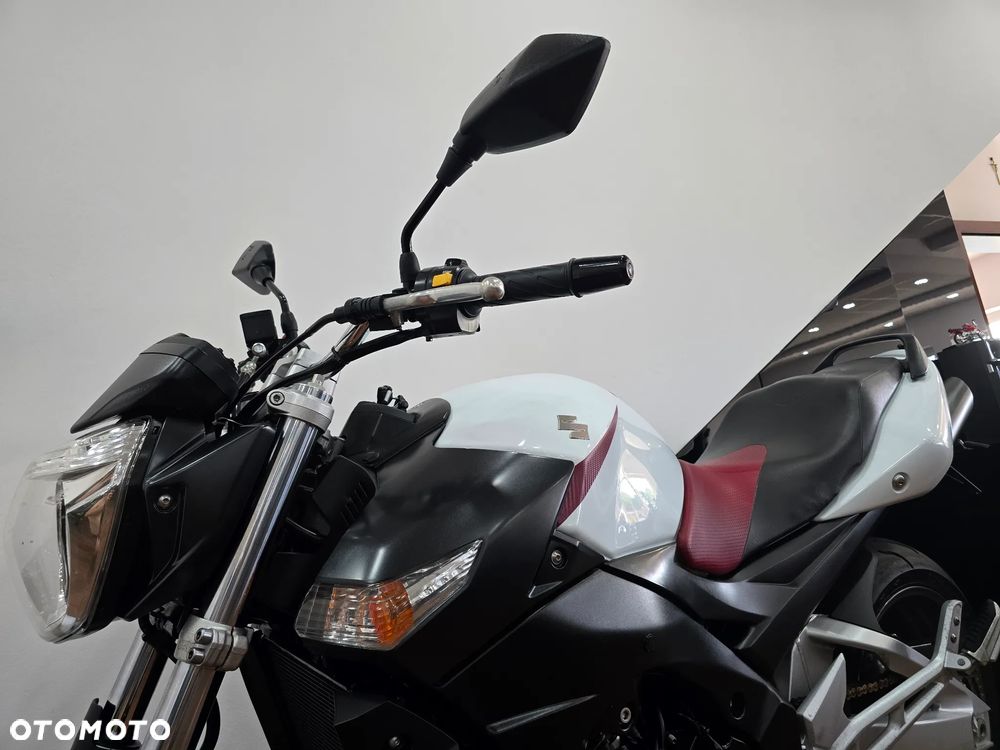 Suzuki GSR - 4