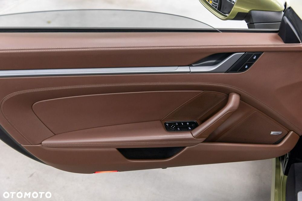 Porsche 911 Carrera 4 PDK - 33