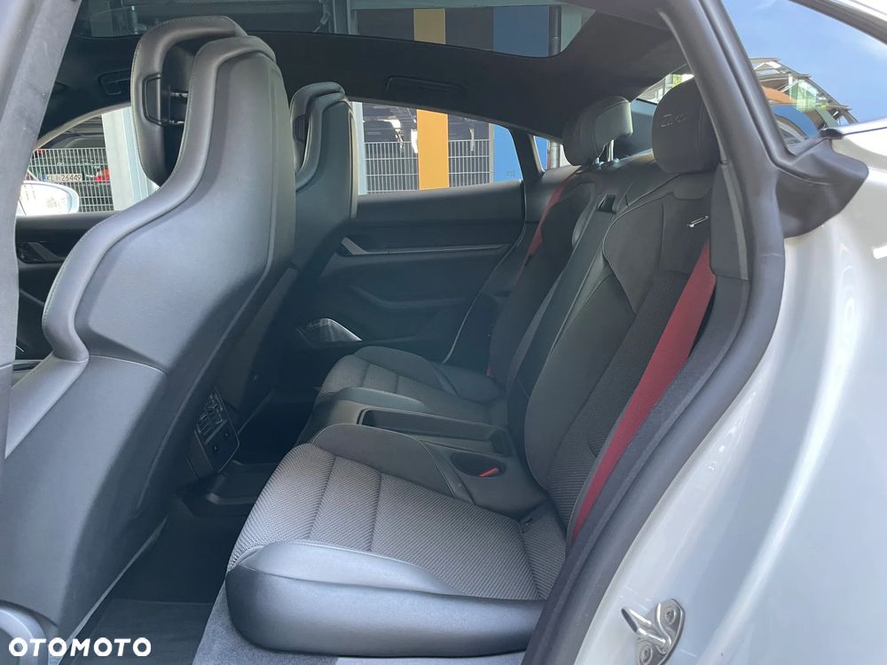 Porsche Taycan Turbo - 25