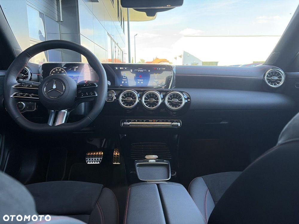Mercedes-Benz CLA - 12