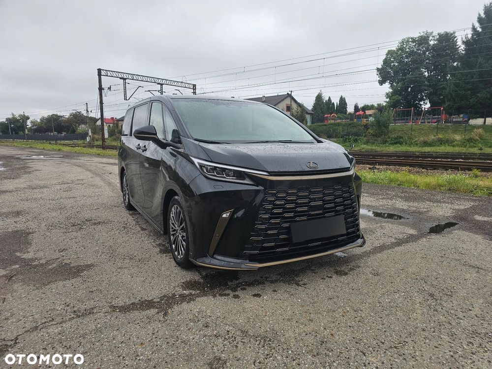 Lexus LM - 5