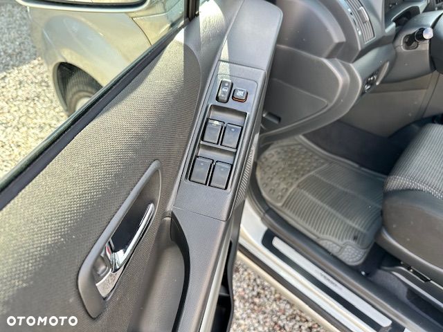 Toyota Corolla Verso 2.2 D-CAT Executive - 11