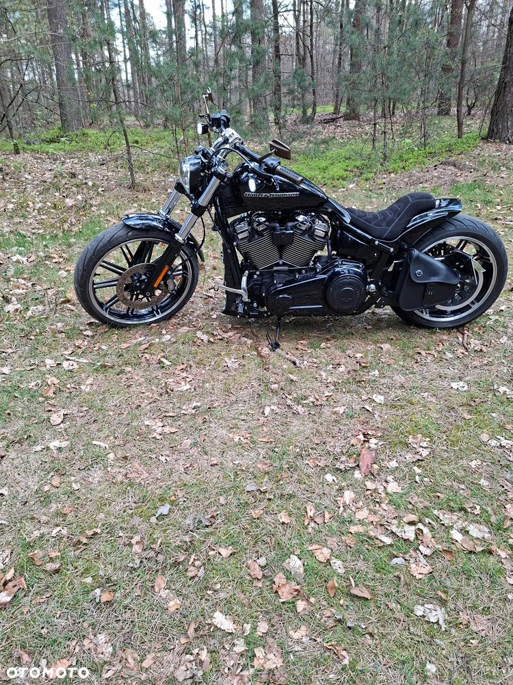Harley-Davidson Softail Breakout - 26