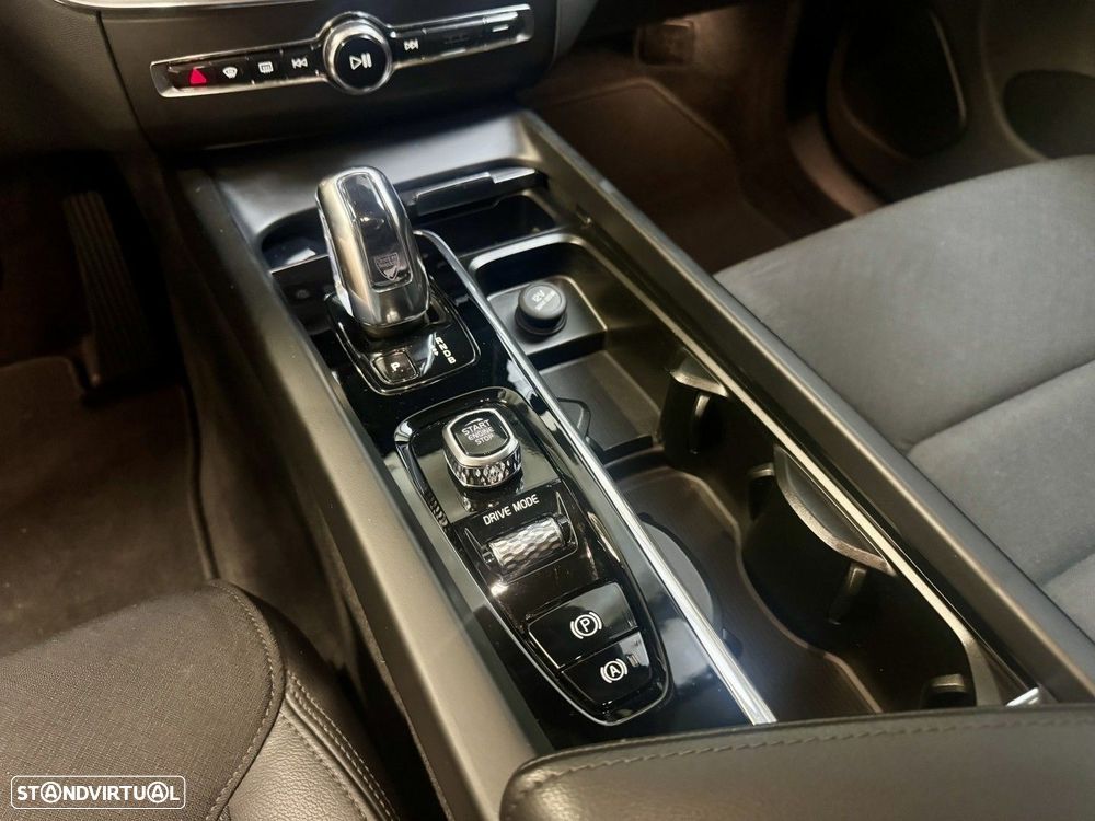 Volvo XC 60 2.0 T8 PHEV R-Design AWD - 16