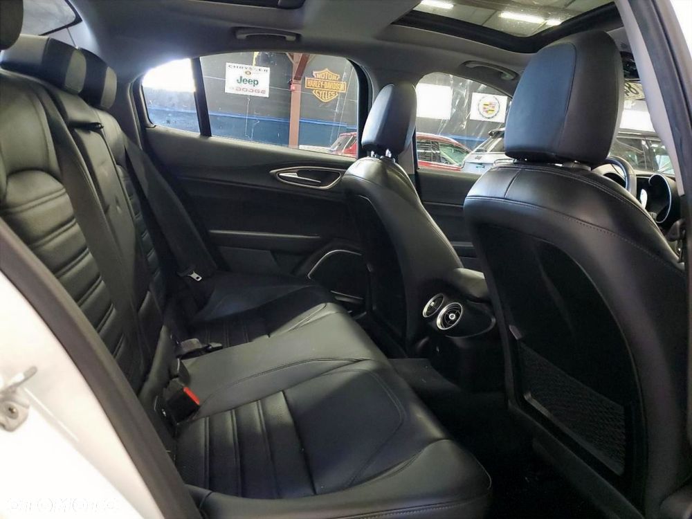 Alfa Romeo Giulia - 11