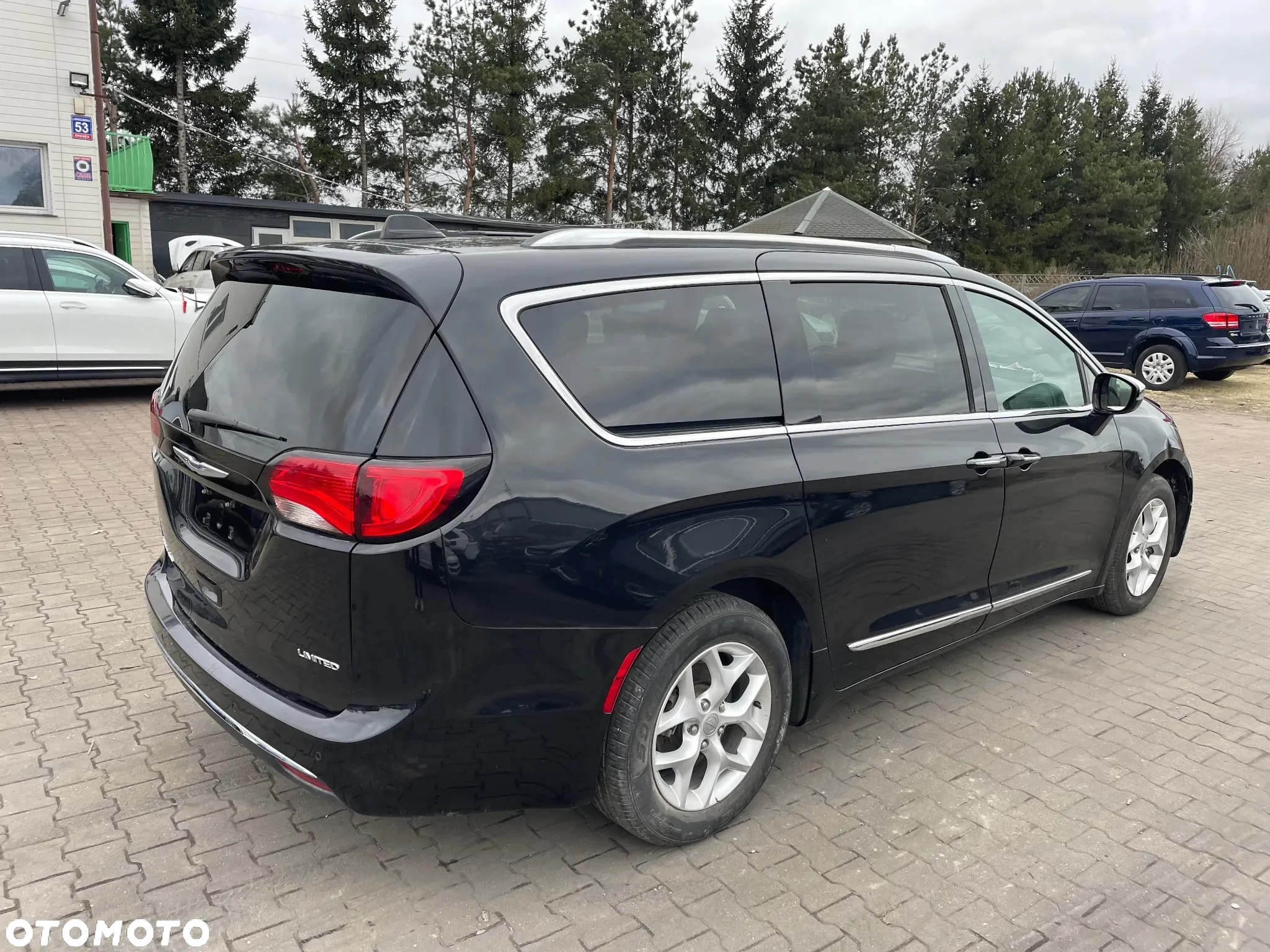 Chrysler Pacifica - 16